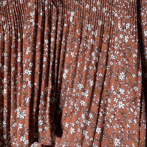 Brown ribbed light weight blouse with white floral mauscrda open low v front NWT - Picture 3 of 8